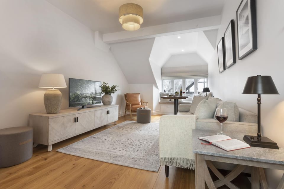 Living room, Photo of the whole room, Seating area, hair dresser