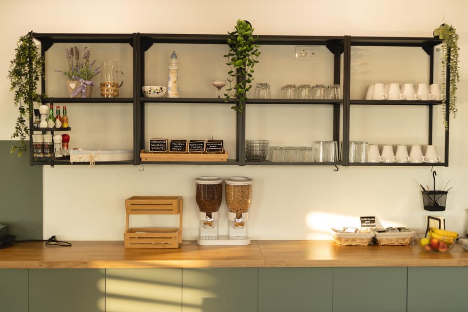 Coffee/tea facilities, Food and drinks, Food