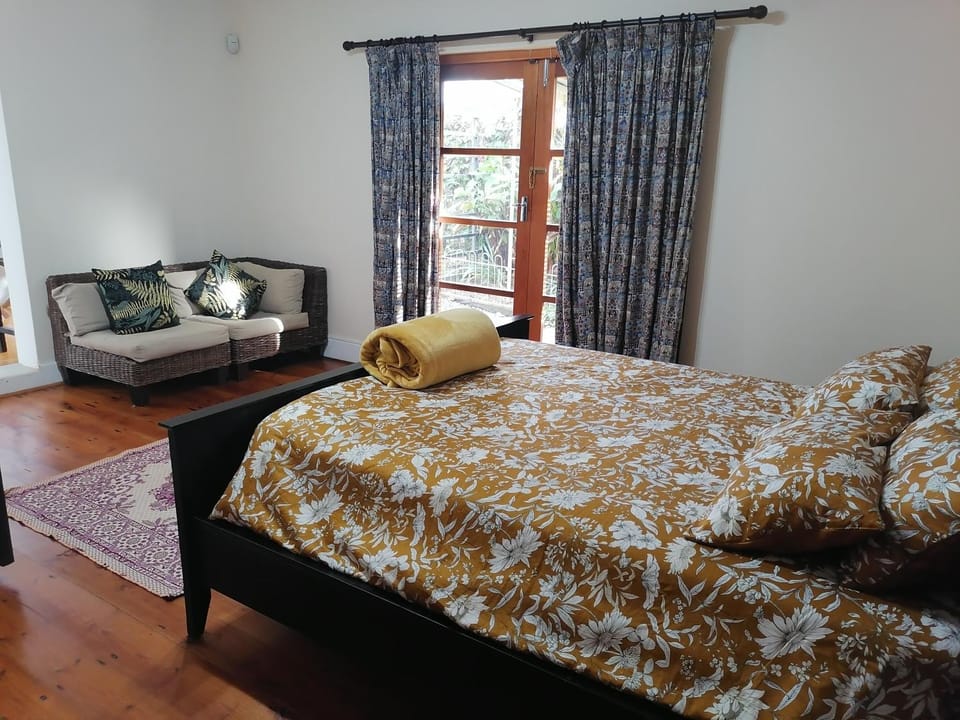 Bed, Photo of the whole room, Seating area, Bedroom