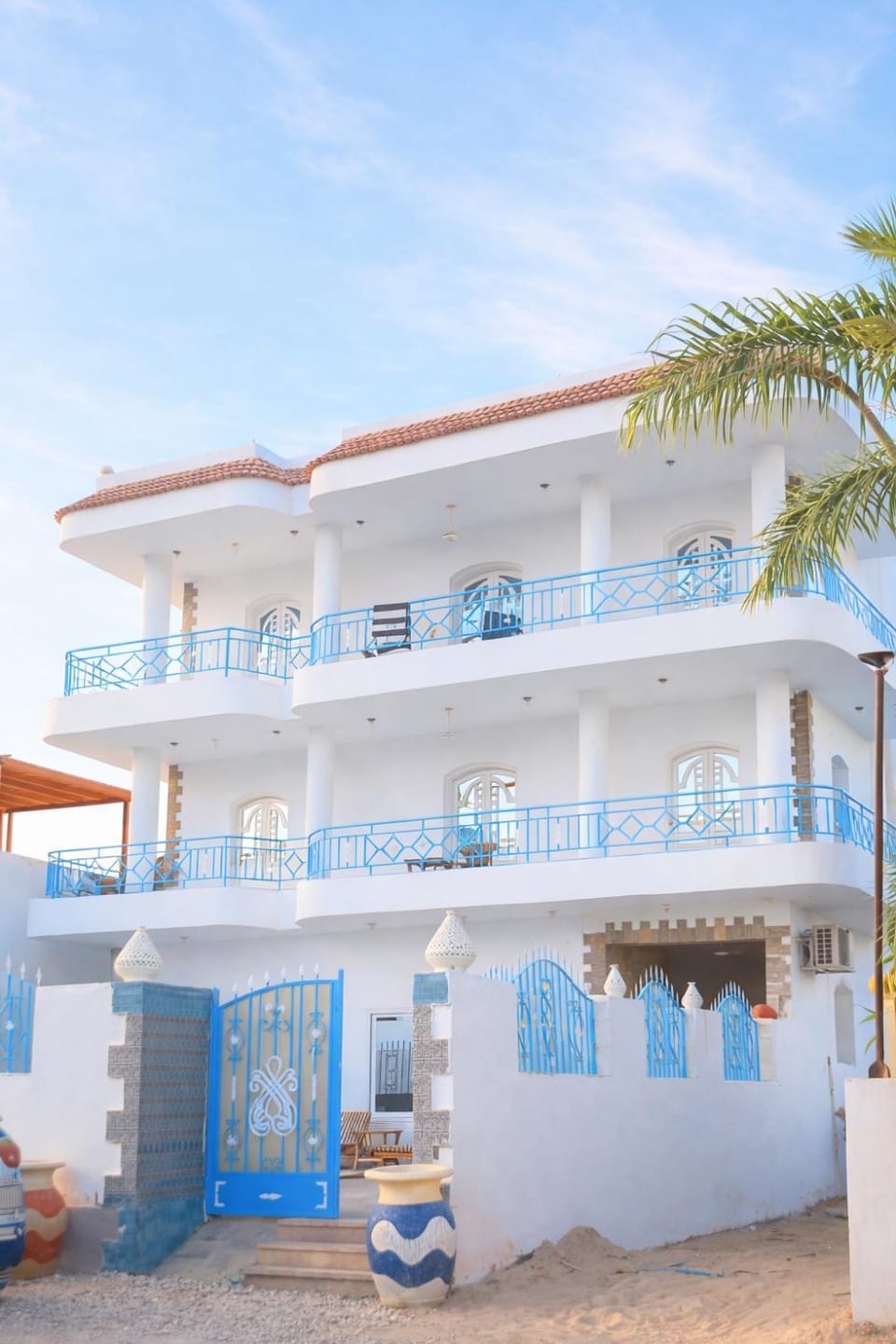 Property building, Day, Balcony/Terrace