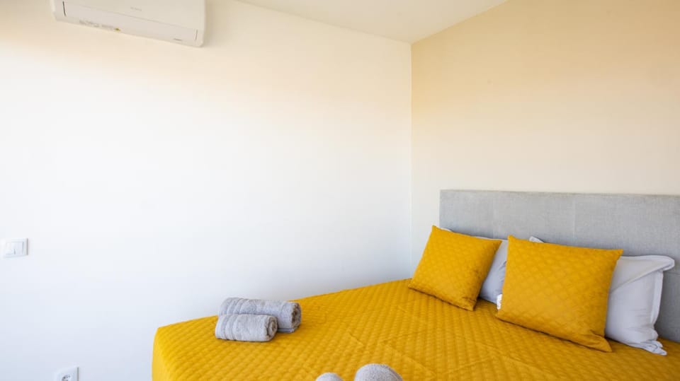 Bed, Photo of the whole room, Bedroom, air conditioner