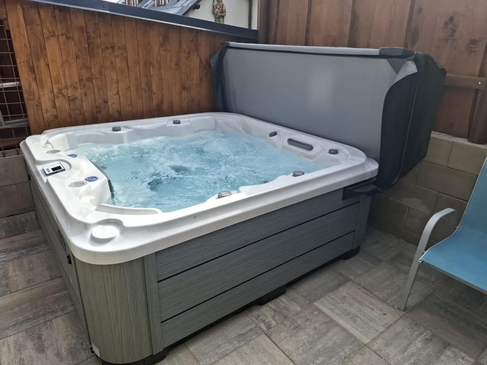 Hot Tub, Spa and wellness centre/facilities