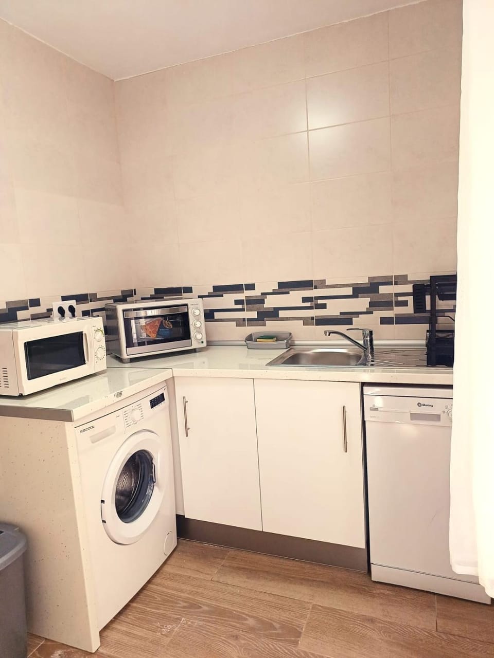 Kitchen or kitchenette, dishwasher, oven, washing machine