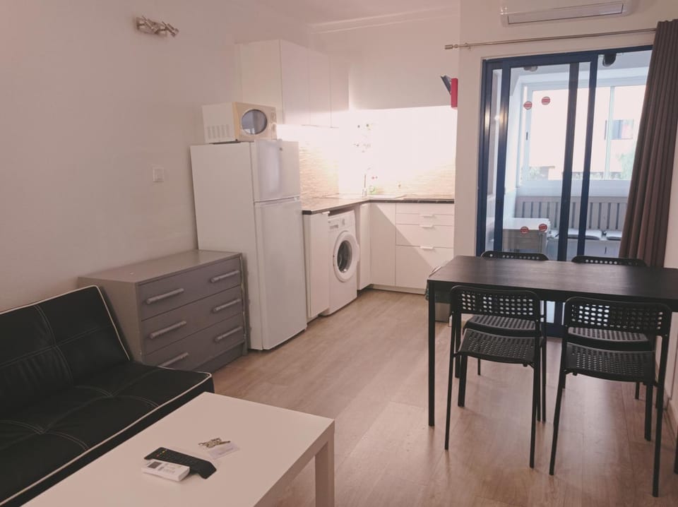 Kitchen or kitchenette, Living room, Seating area, Dining area