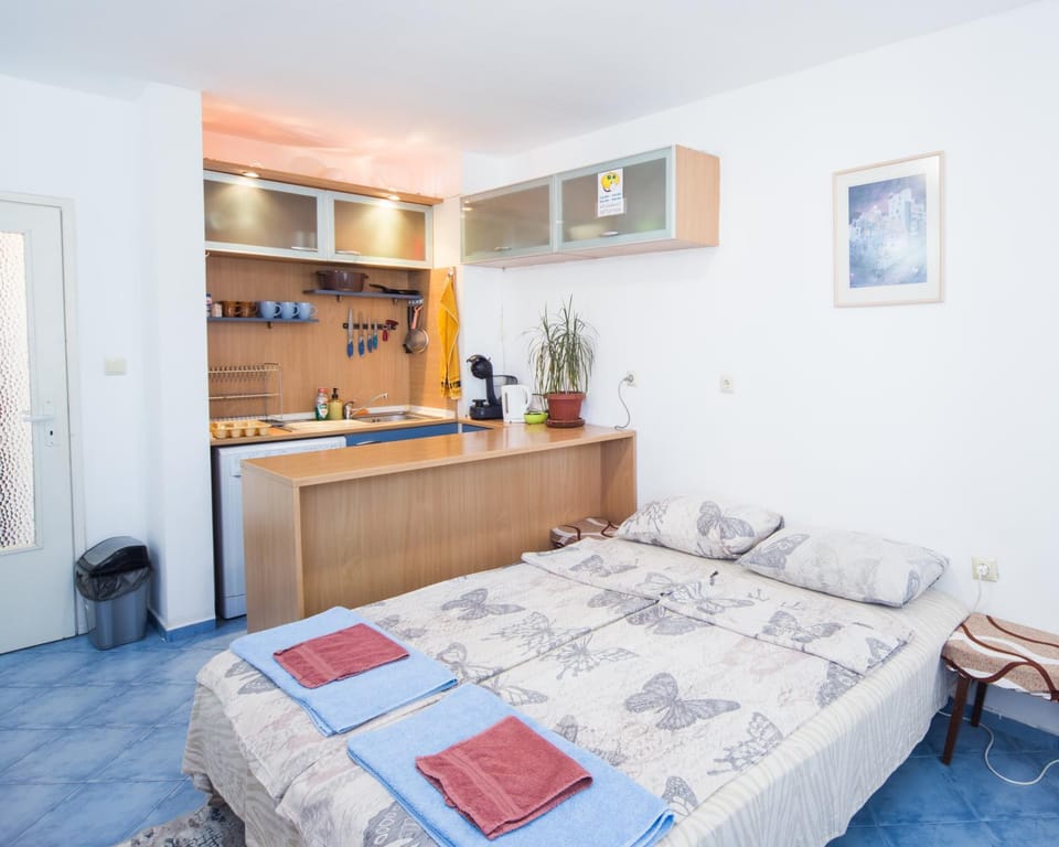 Bed, Kitchen or kitchenette, Bedroom, minibar, oven, stove