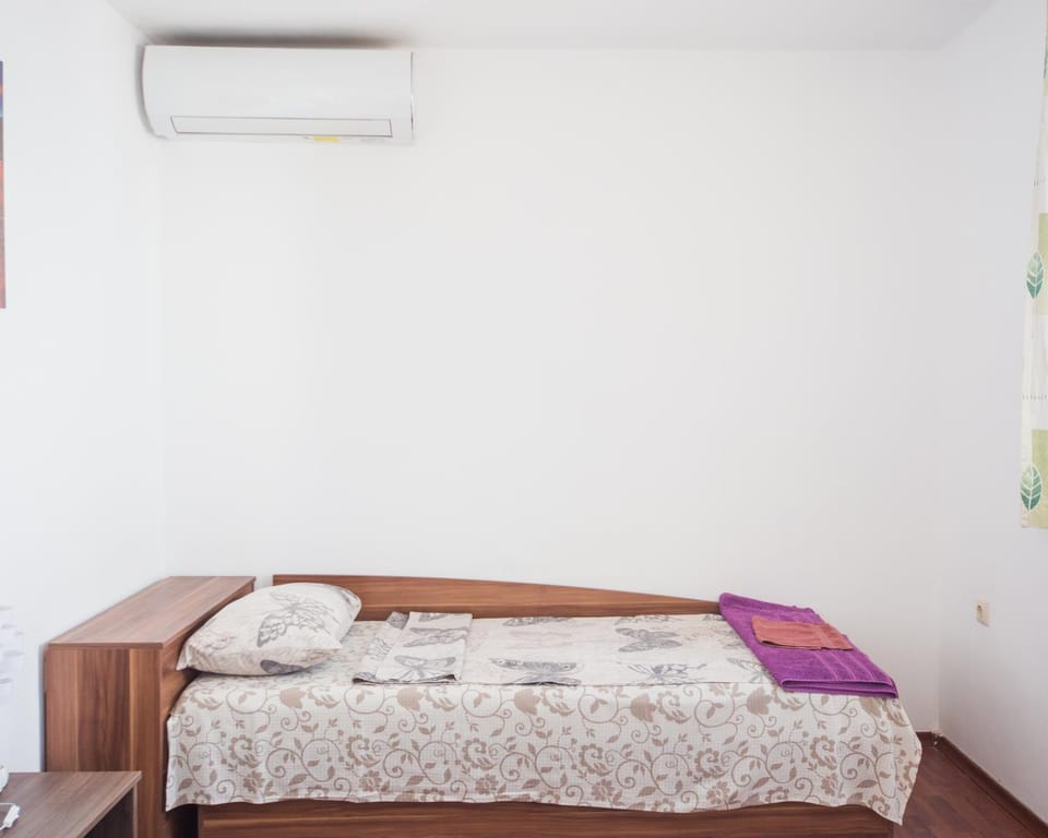 Bed, towels, air conditioner