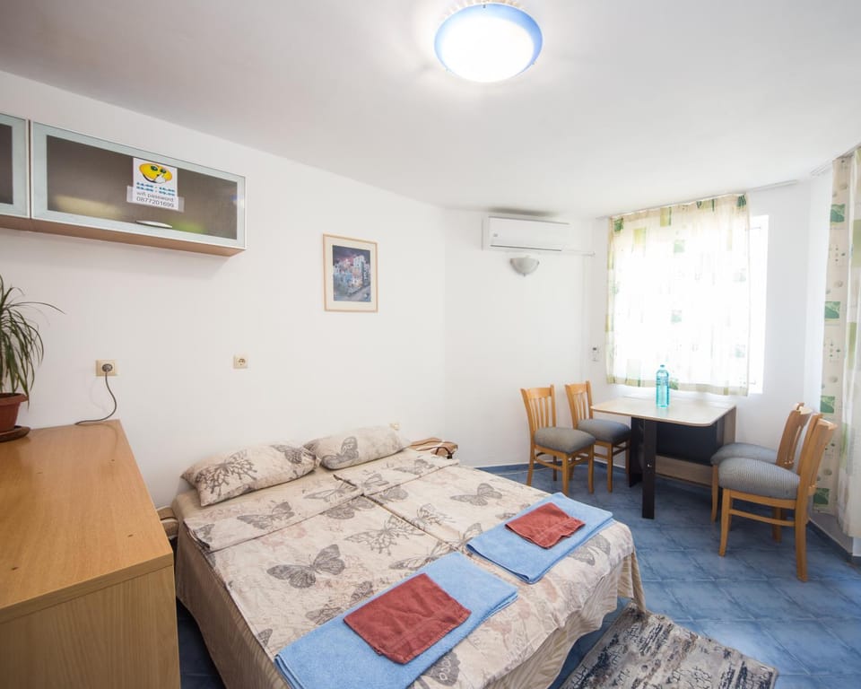 Living room, Photo of the whole room, air conditioner