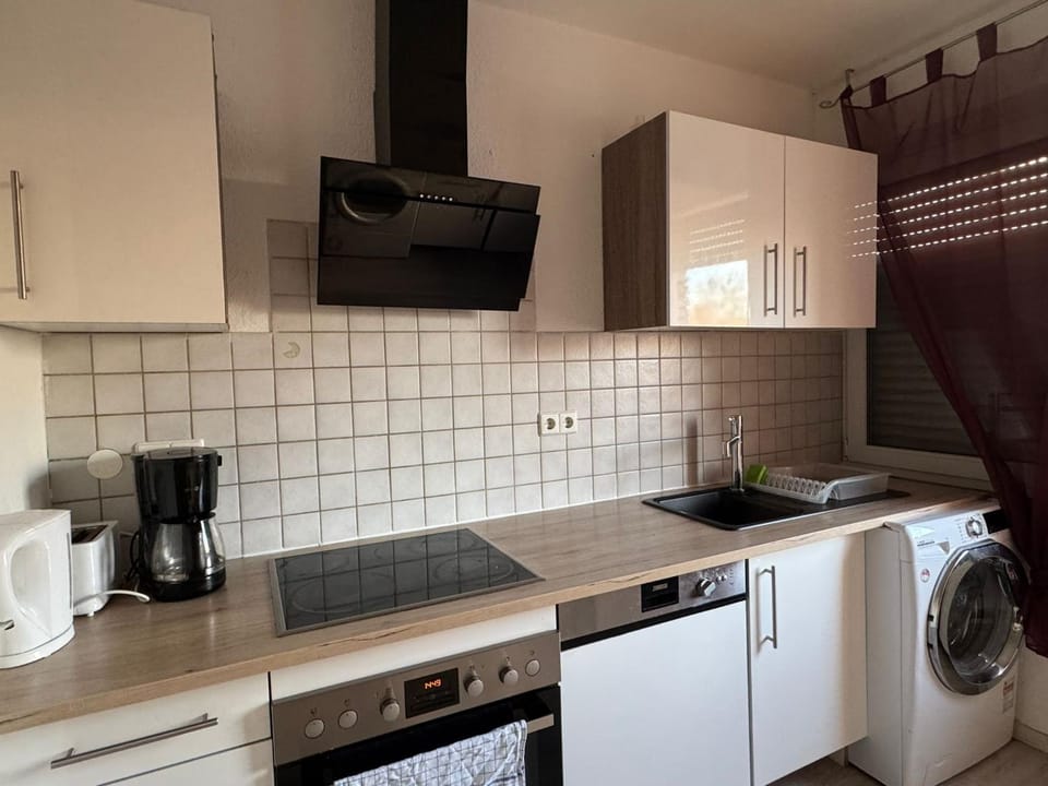 Coffee/tea facilities, Kitchen or kitchenette, dishwasher, stove, toaster, washing machine, kitchen