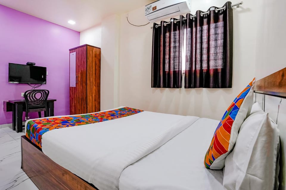 TV and multimedia, Photo of the whole room, Bedroom, wardrobe, air conditioner