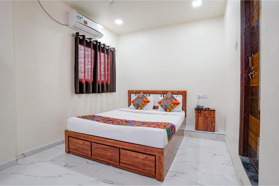 Photo of the whole room, Bedroom, air conditioner