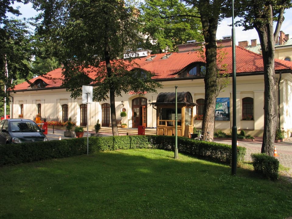 Property building, Facade/entrance, Garden