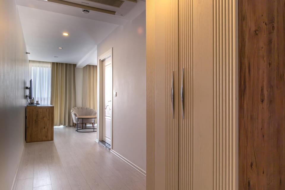 Photo of the whole room, wardrobe