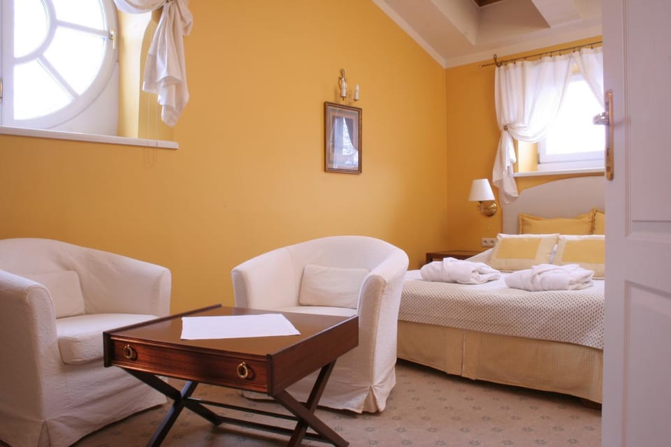 Bed, Living room, Photo of the whole room, Seating area, Bedroom