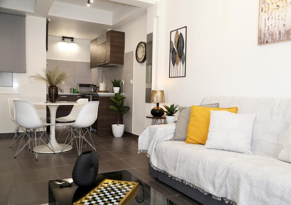 Kitchen or kitchenette, Living room, Seating area, Dining area