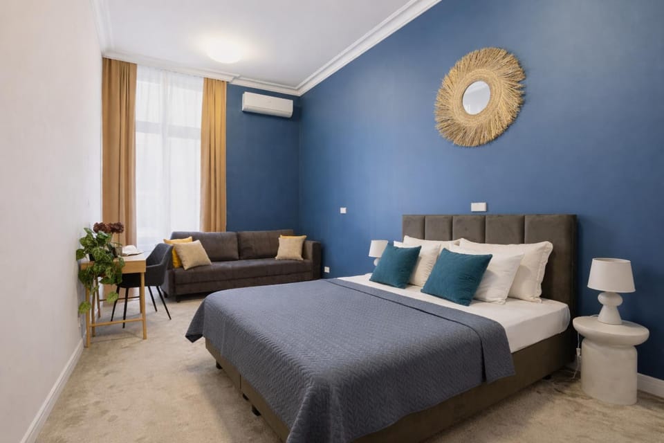 Bed, Photo of the whole room, Seating area, Bedroom