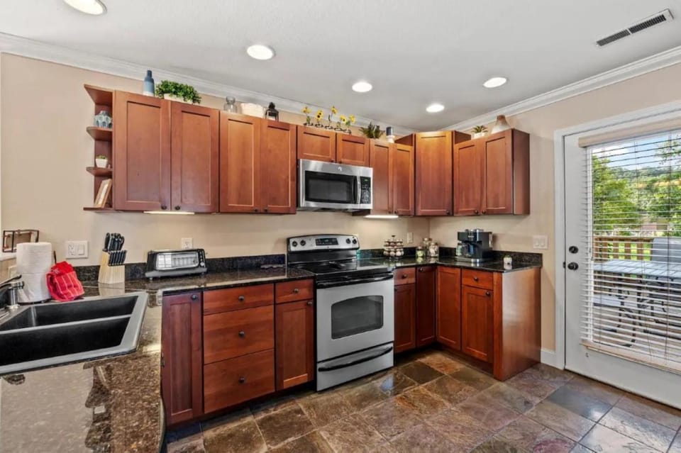 Coffee/tea facilities, dishwasher, minibar, stove, kitchen