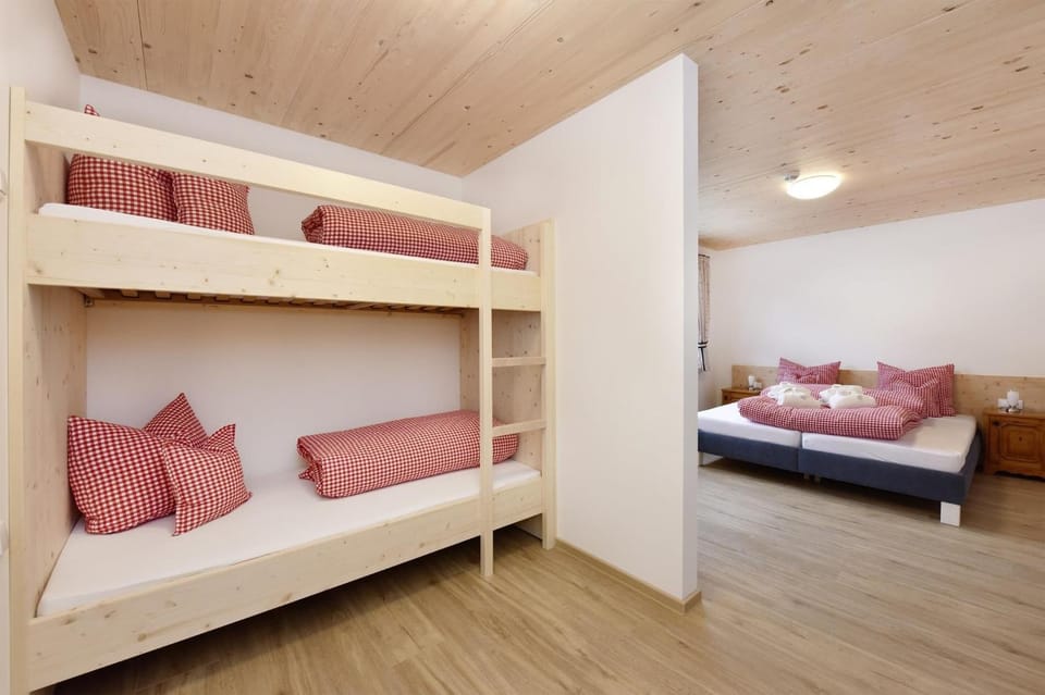 Bedroom, bunk bed