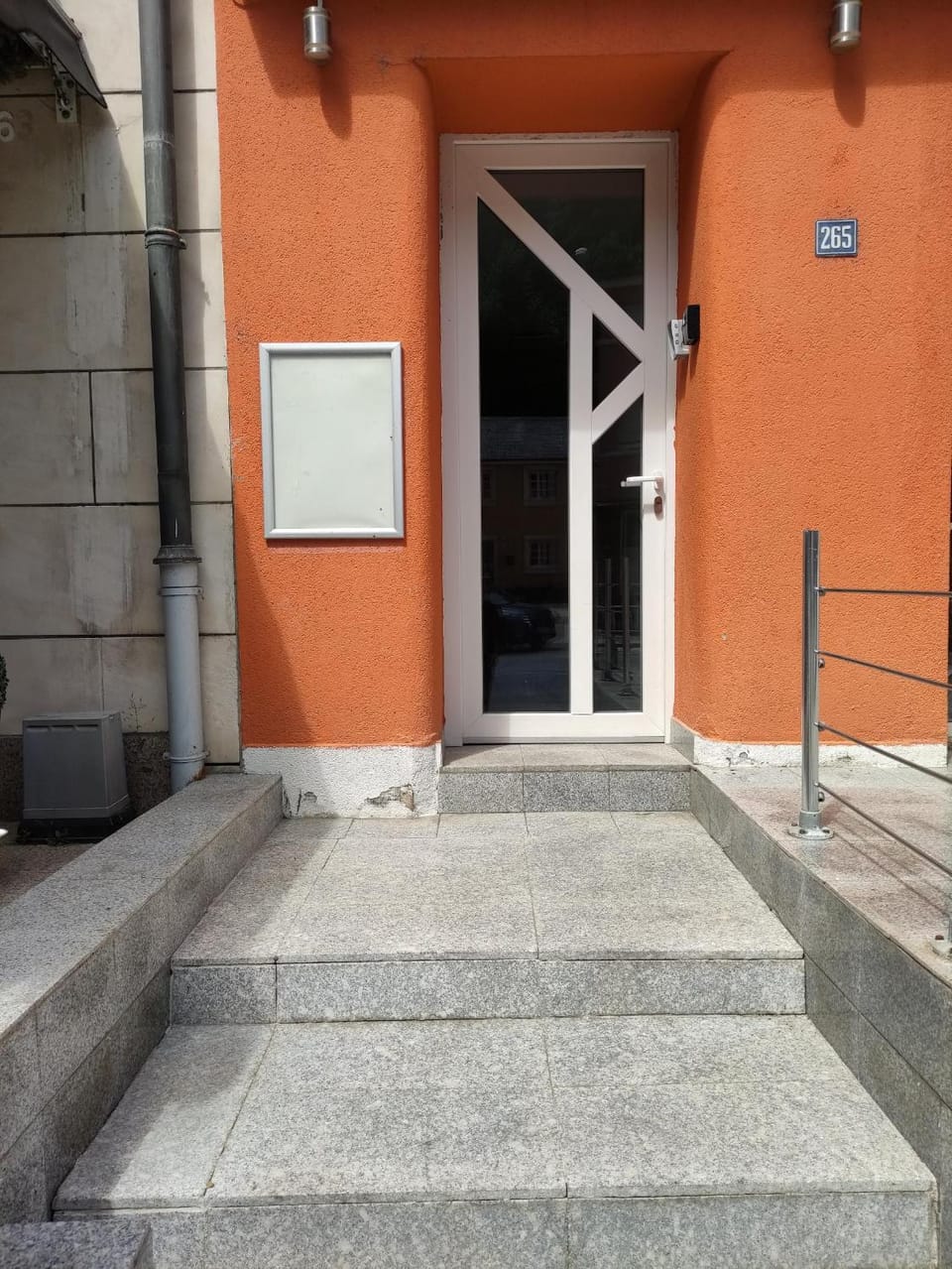 Facade/entrance