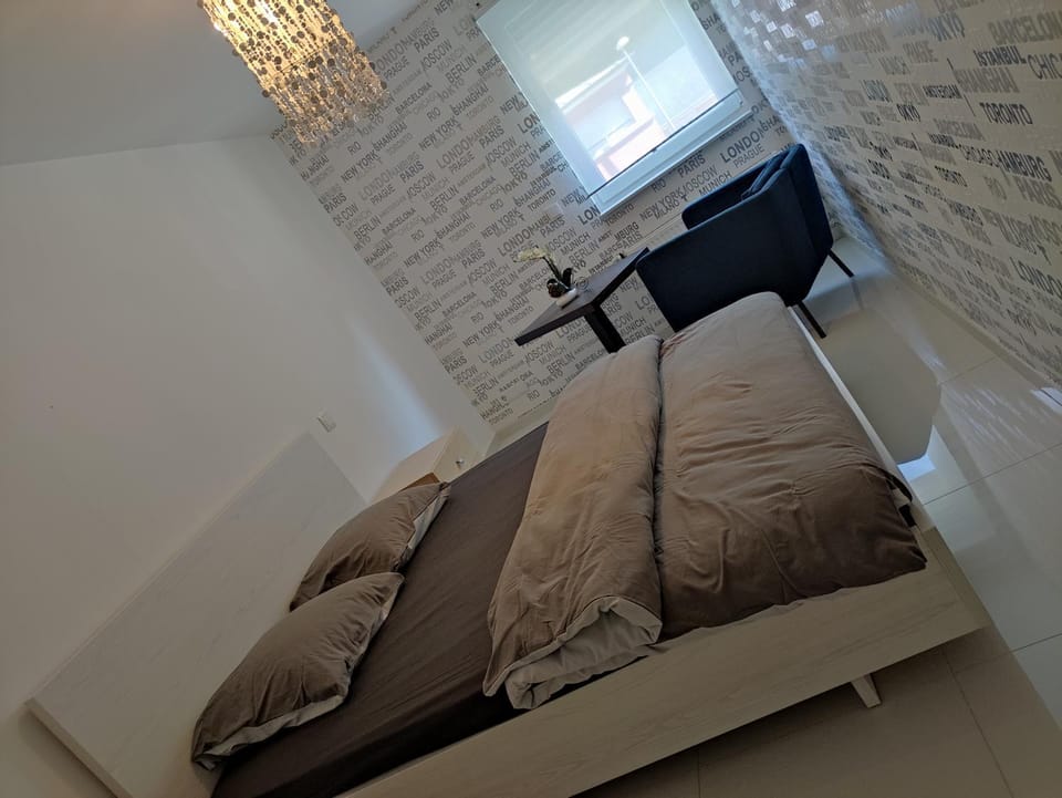 Photo of the whole room, Bedroom