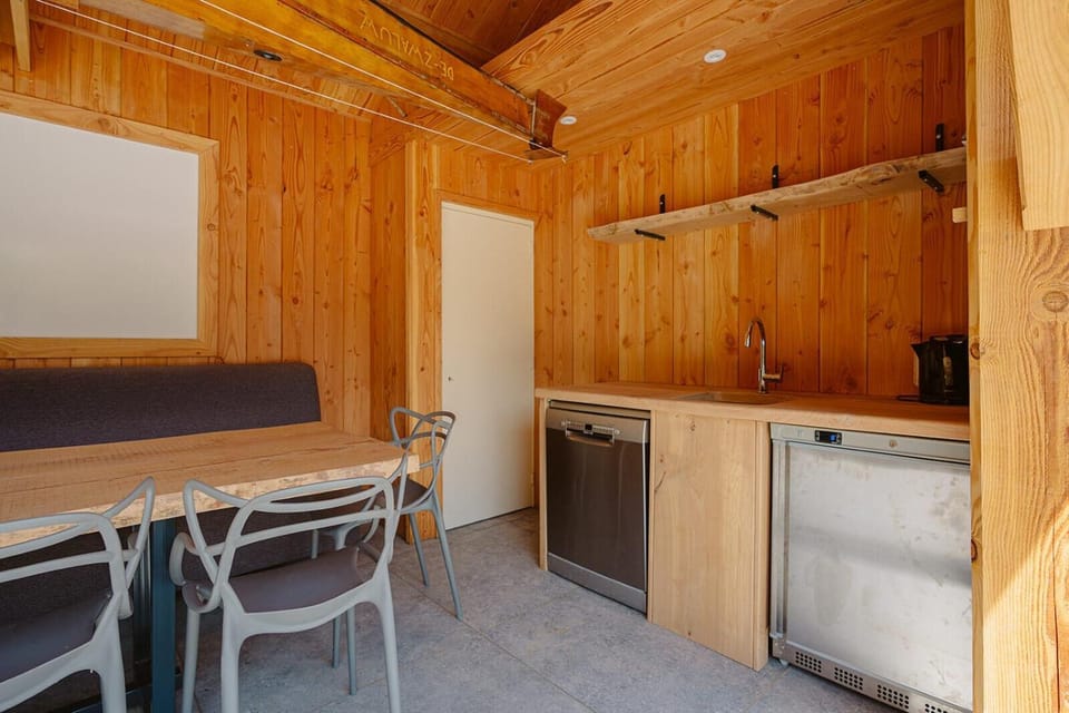 Kitchen or kitchenette, Dining area, minibar