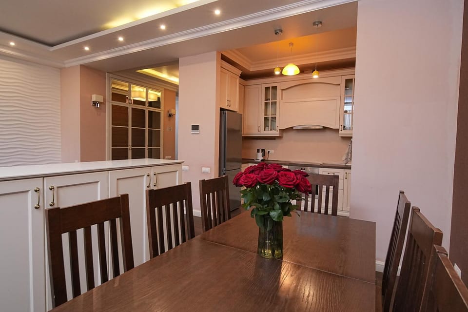 Kitchen or kitchenette, Dining area