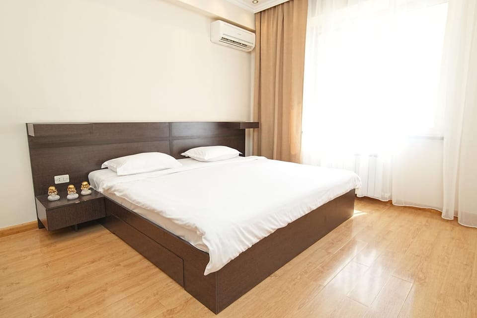 Bed, Photo of the whole room, Bedroom, air conditioner
