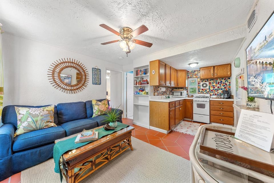 Flamingo Casita - Wander through a Garden Hideaway with Shared Pool House in West Palm Beach