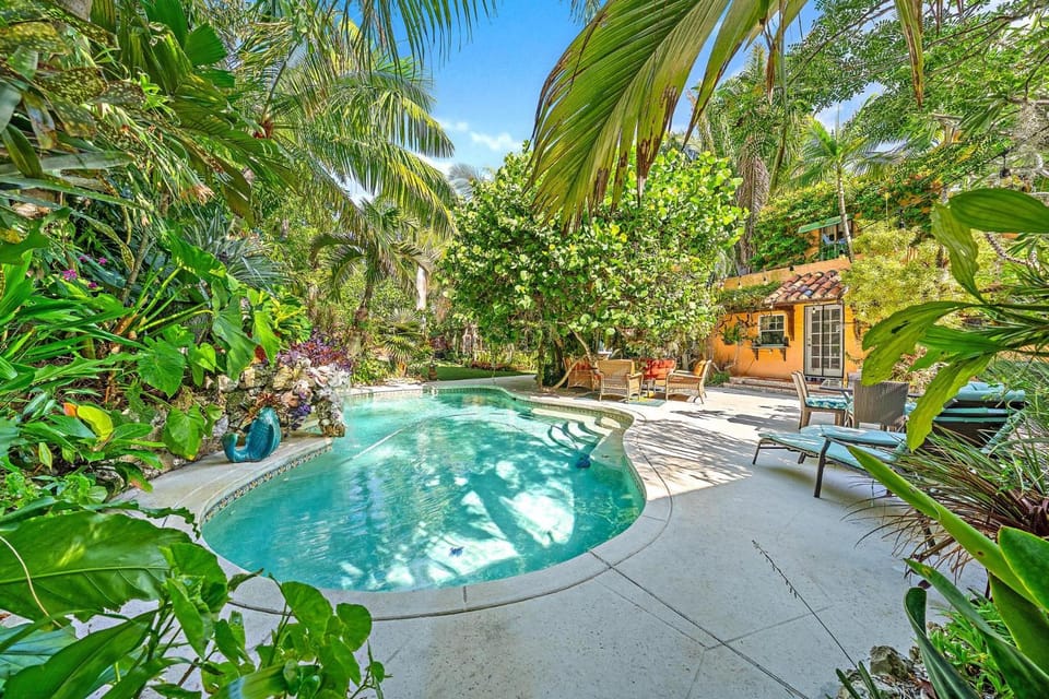 Flamingo Casita - Wander through a Garden Hideaway with Shared Pool House in West Palm Beach