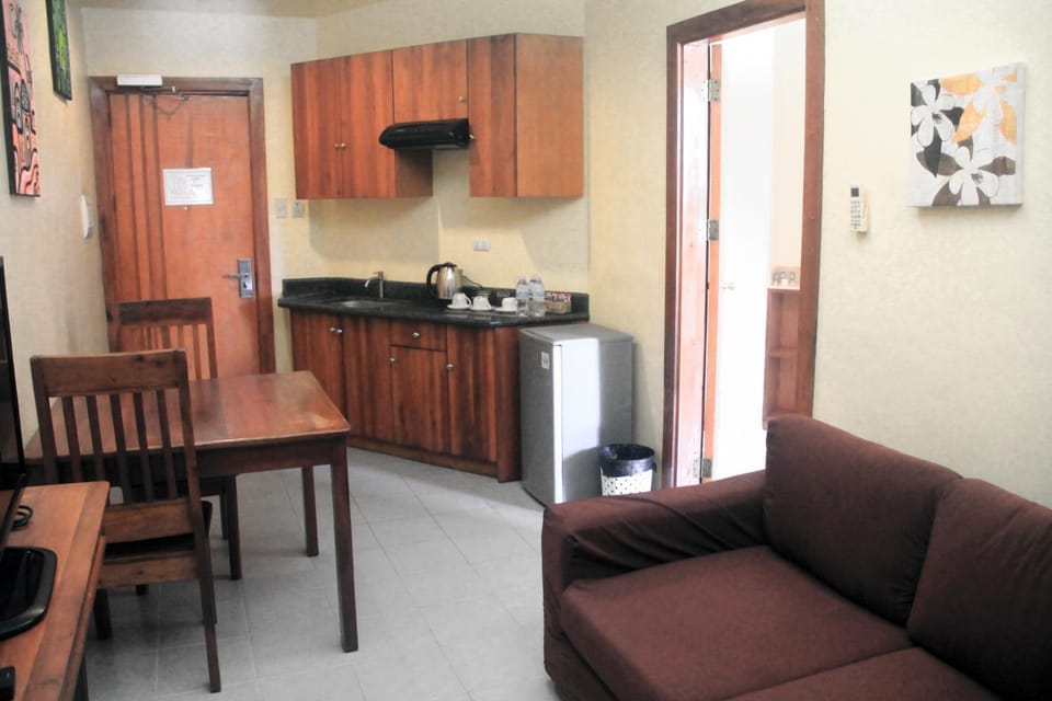 Kitchen or kitchenette, Living room, Seating area, Dining area, minibar
