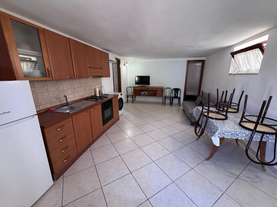TV and multimedia, Kitchen or kitchenette, Living room, Dining area, oven, stove
