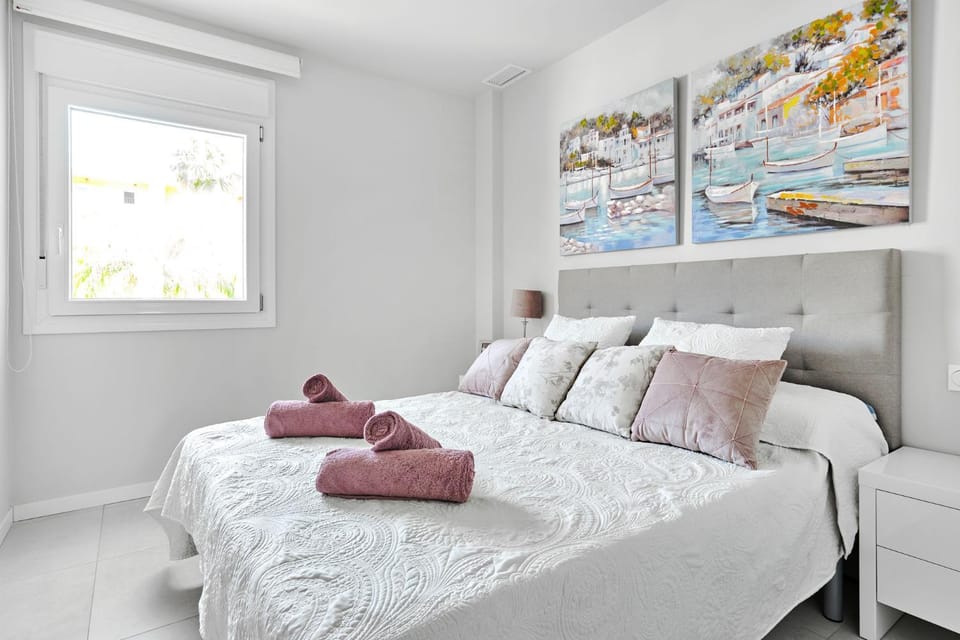 Bed, Photo of the whole room, Bedroom, towels