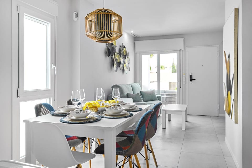 Living room, Food and drinks, Seating area, Dining area, Food