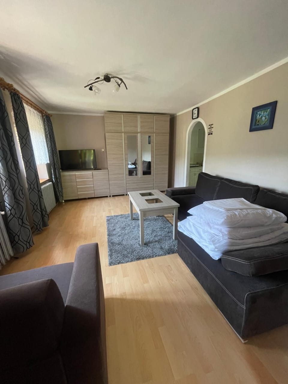 Bed, TV and multimedia, Living room, Photo of the whole room, Seating area, Bedroom