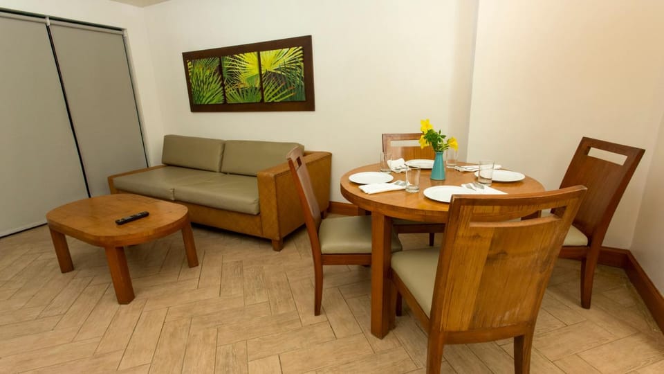 Seating area, Dining area