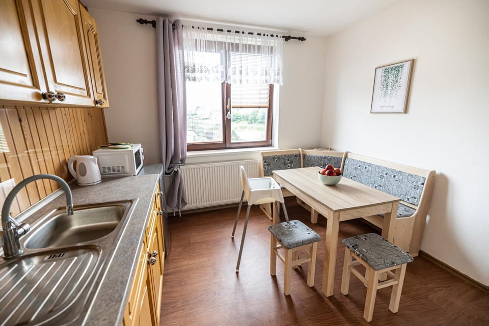 Kitchen or kitchenette, Seating area