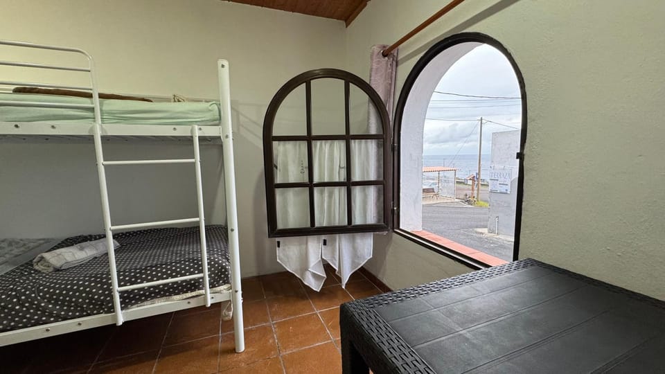 Photo of the whole room, Sea view