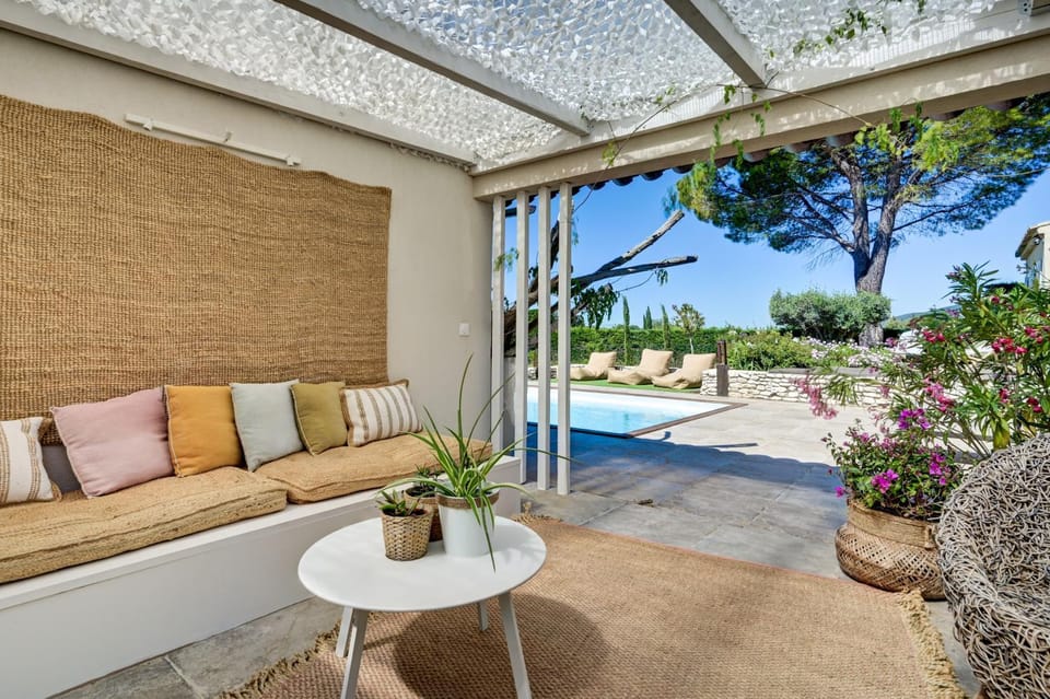 Bastide des Sarrières à -d'1 km de Lourmarin - Piscine chauffée, cuisine d'été, pool house, sauna Villa in Lourmarin