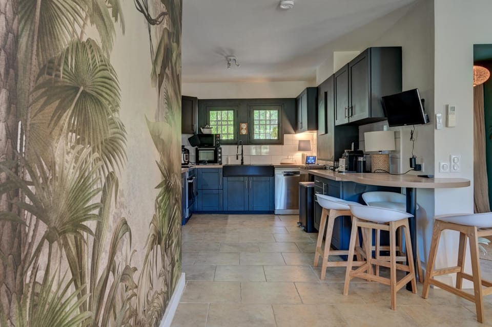 Bastide des Sarrières à -d'1 km de Lourmarin - Piscine chauffée, cuisine d'été, pool house, sauna Villa in Lourmarin