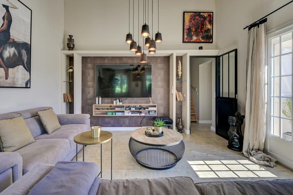 Bastide des Sarrières à -d'1 km de Lourmarin - Piscine chauffée, cuisine d'été, pool house, sauna Villa in Lourmarin