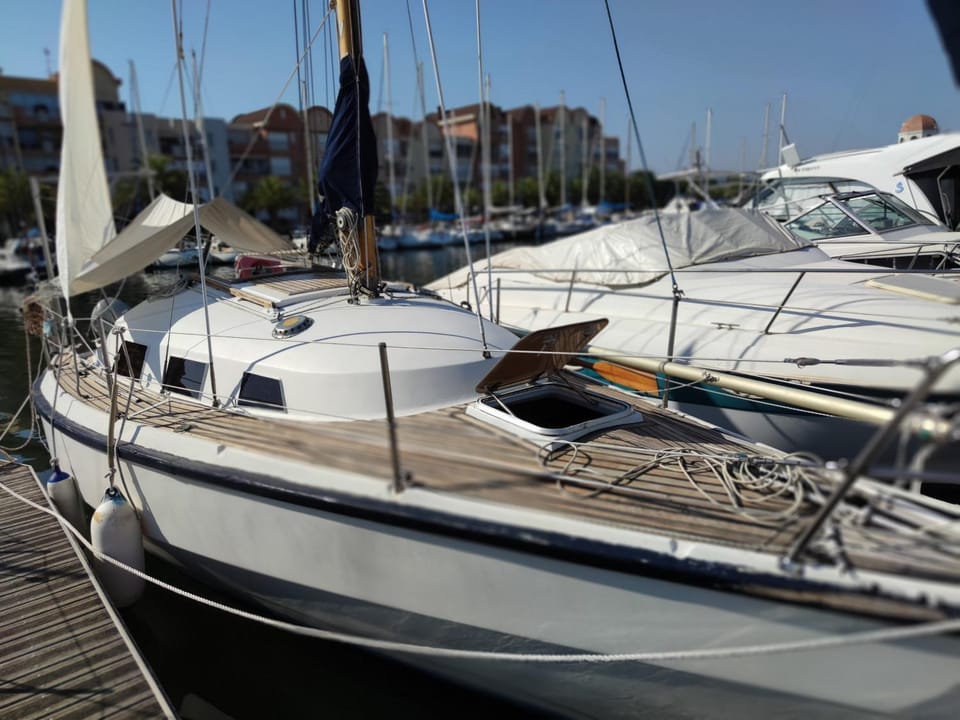 StH Docked boat in Gruissan