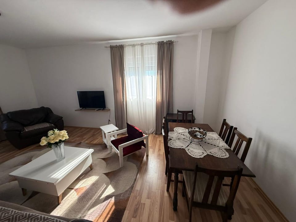 TV and multimedia, Living room, Seating area, Dining area