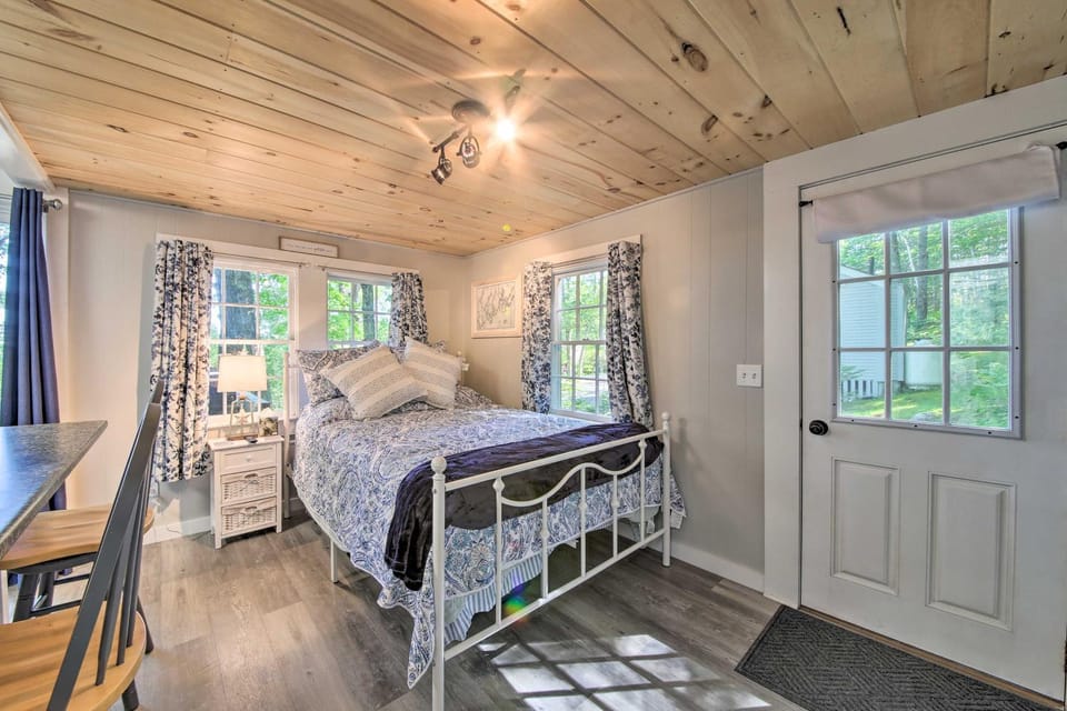 Lush Edgecomb Studio Cottage with Fire Table! Apartment in Edgecomb
