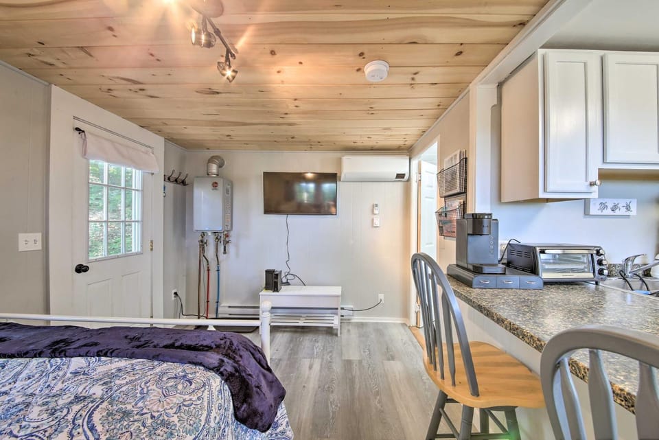 Lush Edgecomb Studio Cottage with Fire Table! Apartment in Edgecomb