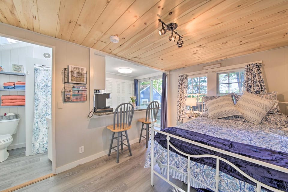 Lush Edgecomb Studio Cottage with Fire Table! Apartment in Edgecomb