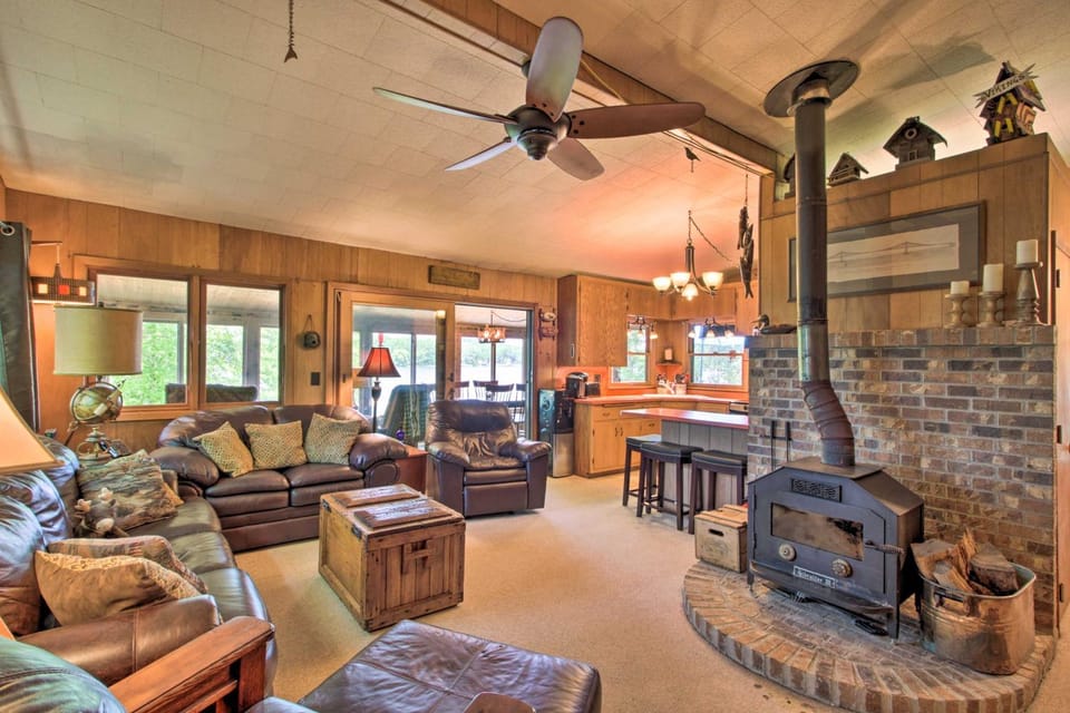 Year-Round Waterfront Getaway: Lake Access + Dock! House in Minnesota