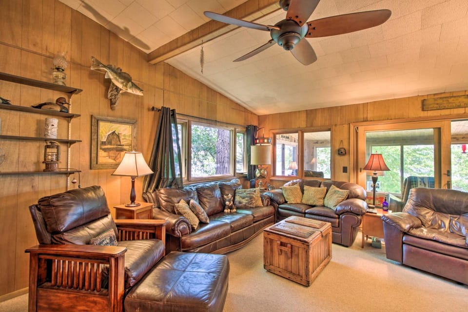 Year-Round Waterfront Getaway: Lake Access + Dock! House in Minnesota