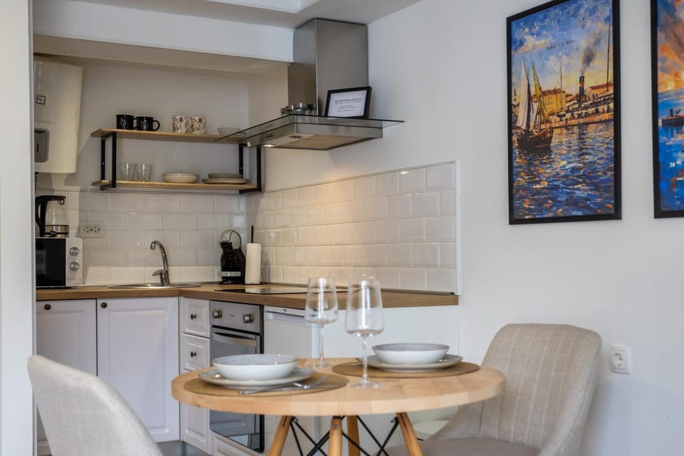 Kitchen or kitchenette, Dining area