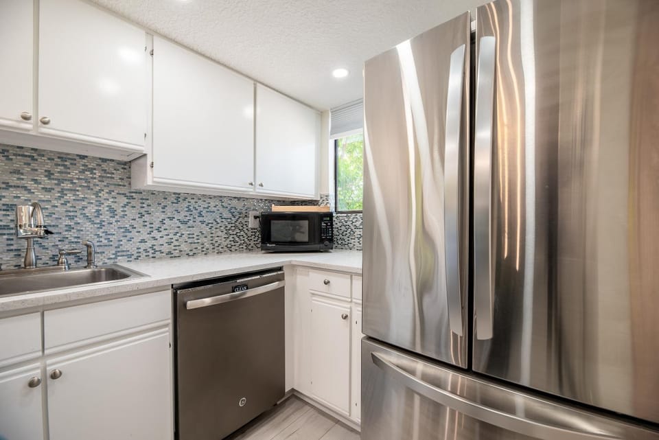 Kitchen or kitchenette, dishwasher, minibar