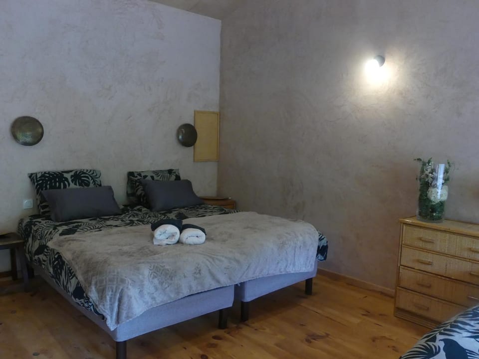Bed, Photo of the whole room, towels