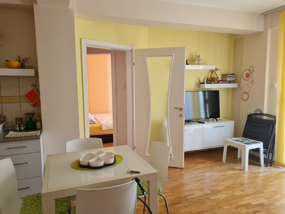 Kitchen or kitchenette, Living room